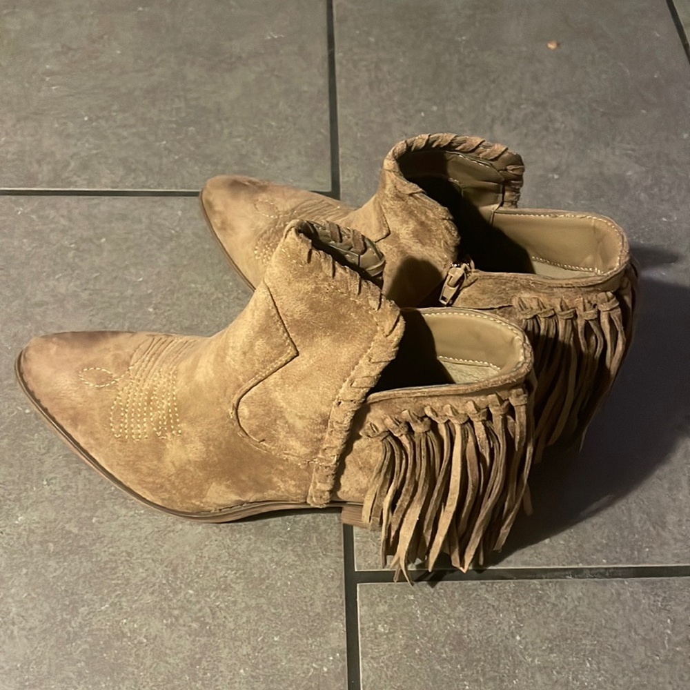 The cutest brown fringe booties, perfect for fall and winter time!!